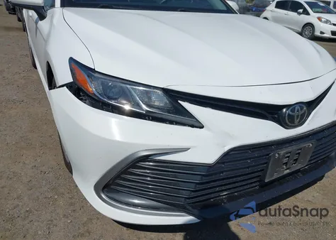 2021 Toyota Camry Le z USA, uszkodzony, nr VIN 4T1C11AK5MU601592
